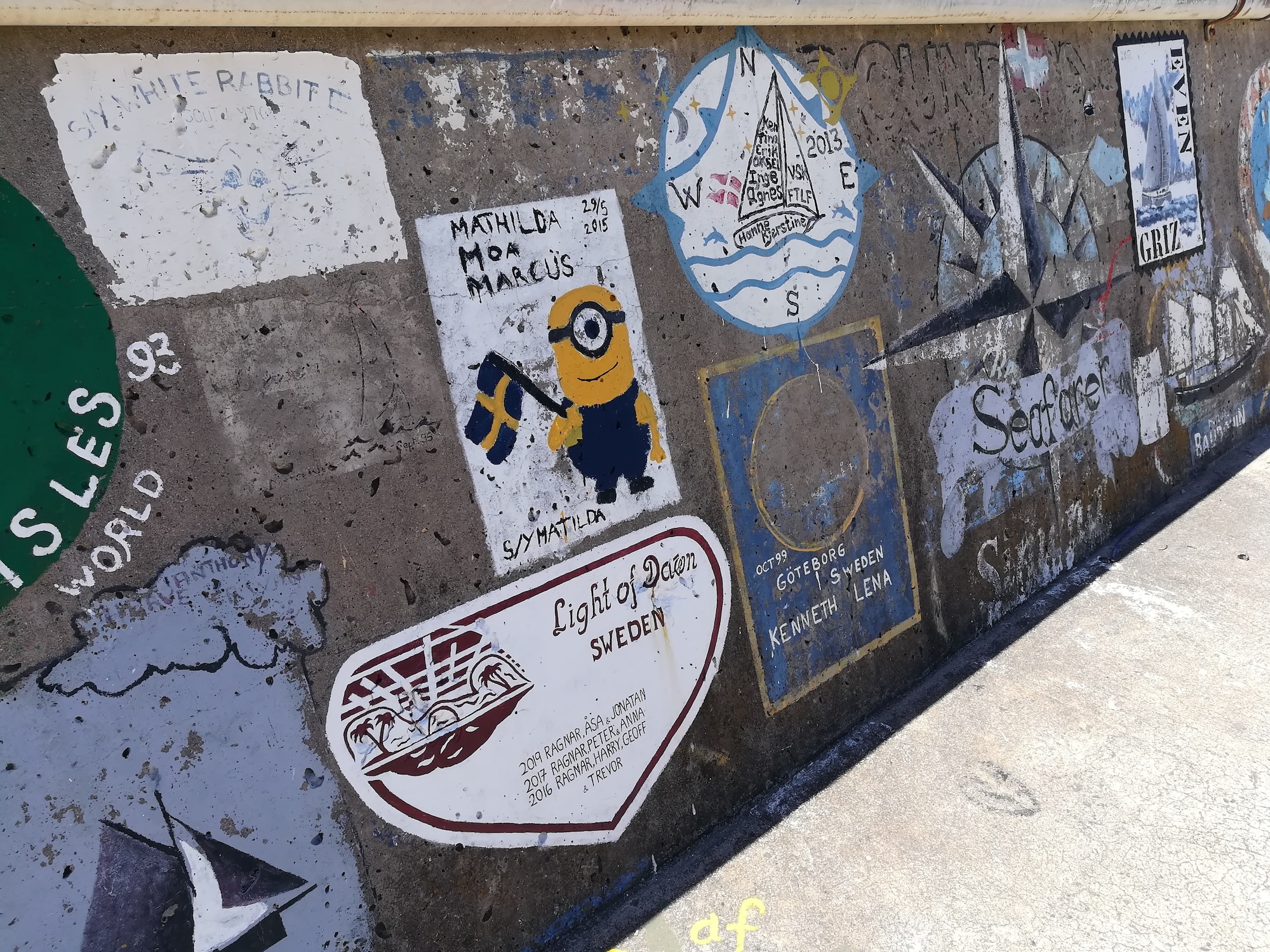 Hafenmole mit traditionellen Bildern 2